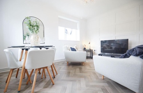 Norwich Apartment | Stylish 2 Bed Apartment with Beautiful Garden
