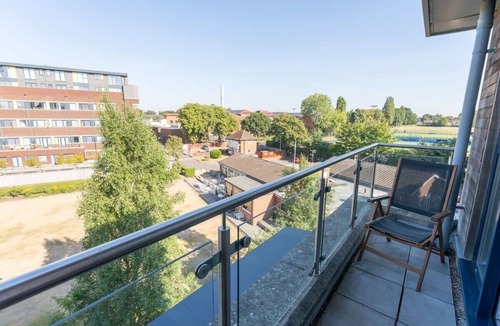 Solihull Apartment | Stylish 2-Bed Flat, 10mins to NEC & Airport Free Parking