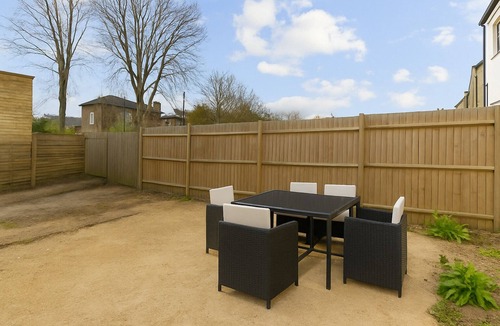 New Cross Apartment | Stylish 3-Bed Flat in Lewisham | Near Greenwich