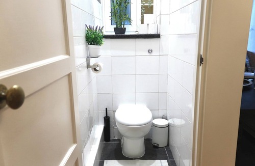 Barbican Apartment | Stylish 3-Bed Getaway in London with City Views and walking distance to tube