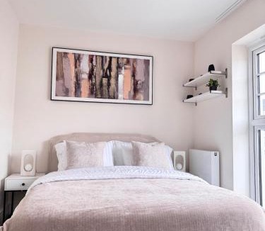 Reading Apartment | Stylish 4BR Apt Serene and Central