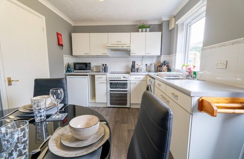 Little Stoke House | Stylish Bristol Getaway! Modern 2BR House for 6