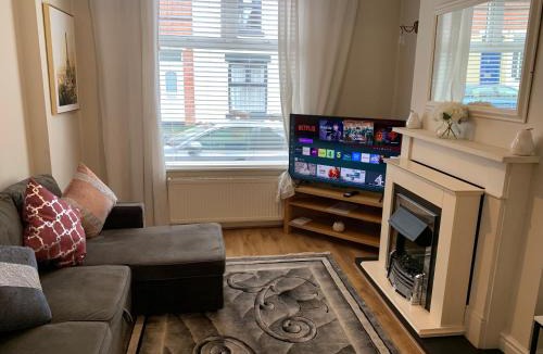 Nottingham House | Stylish Home near Shopping Plus Dining - Book Summer Stays Now