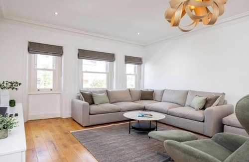 Belsize Apartment | Stylish Three-Bedroom Apartment in the Heart of Belsize Park