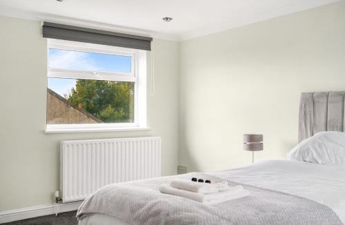 Cann Hall Apartment | Stylist and Cosy 2 bed Apartment LongStay Parking Sleeps 4 WiFi