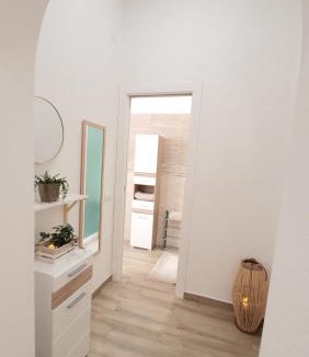 Guspini Apartment | SUITE BLANC APARTMENTS - Monolocali indipendenti con cucina e bagno privato - Check-in e check-out con codice in autonomia h24 - Terrazza in comune NECESSARIO AVERE WATHSAPP O APP DI MESSAGGISTICA ISTANTANEA PER FOTO E VIDEO