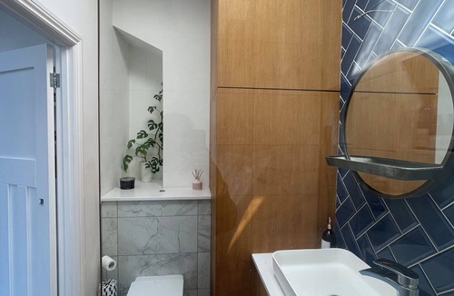 Hanham Apartment | Sunny pet friendly studio with great transport links to Bristol and Bath.