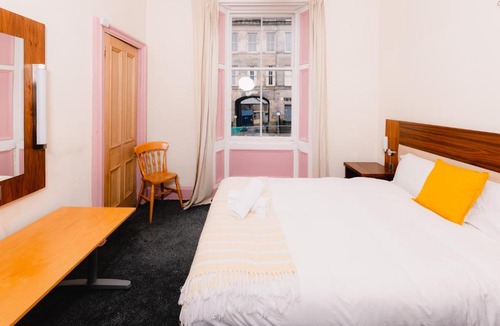 Leith Apartment | Super Central 4 Bedrooms Apartment by Calton Hill