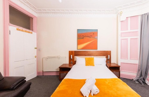Leith Apartment | Super Central 4 Bedrooms Apartment by Calton Hill