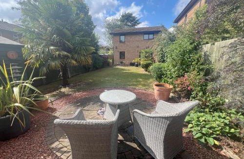Milton Keynes House | Superb Comfy 2 Bed House, Responsive & Caring Hosts Free WiFi & Parking, Close to MK Centre, Train Station, Santander, Network Rail by Webbhill Stays