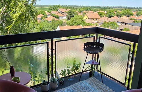 Odzaci Apartment | TESLA City-View Apartment with Free Parking, Fruits, Coffee & Wi-Fi