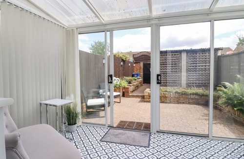 Bletchley Cottage | THE ANGEL'S REST, family friendly, with a garden in Bletchley