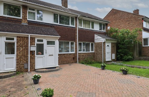 Bletchley Cottage | THE ANGEL'S REST, family friendly, with a garden in Bletchley