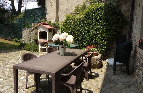 Ameno House | The Courtyard on the Lake. App. Carlotta