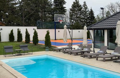 Mladenovac Villa | The Crown Pool Villa