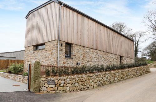 Mawnan Smith House | The Granary at Boskensoe Barns
