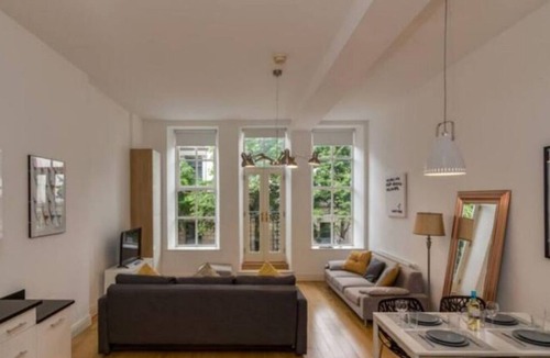 Cathedral Quarter Apartment | The Half Bap - Modern 1 Bed Apt in Belfast's Historic Cathedral Quarter