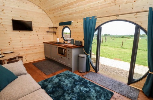 Chipping Norton Cottage | THE HAPPY VALLEY POD, romantic, with hot tub in Chipping Norton