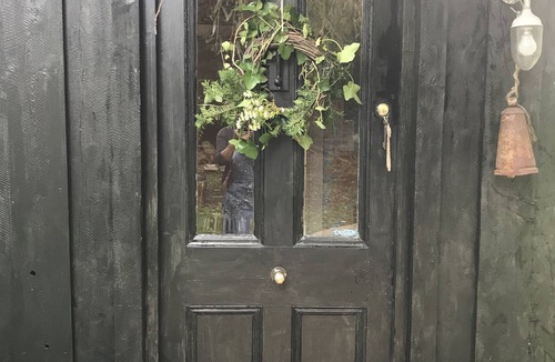 Mayfield House | The ‘Hidden Cottage’, a quiet country retreat, overlooking field s and gardens.