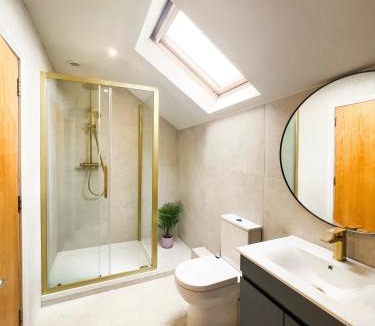 Queens Quarter Apartment | The Hockney - 2 Bd Hip Ap Ultra Fast WIFI