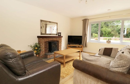 Storwood Cottage | THE MILKING PARLOUR, family friendly, with a garden in York
