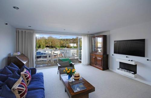Henley House | The Oars - Riverfront Property