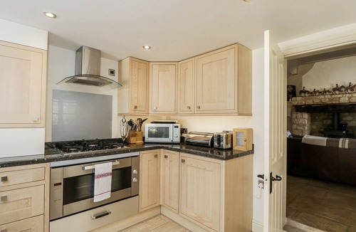 Bledington Cottage | THE OLD READING ROOM, romantic, character holiday cottage in Kingham