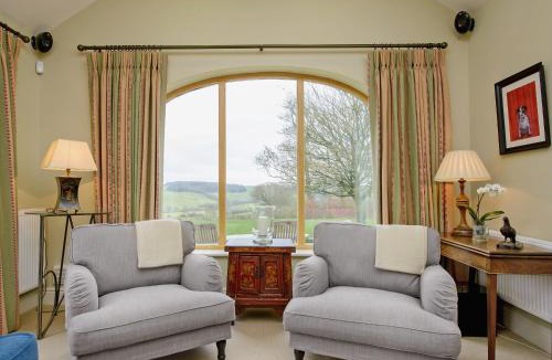 Pottersbury House | The Stables At Weedon Hill Farm