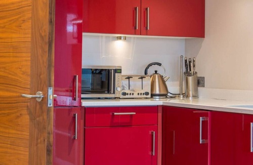 Cathedral Quarter Apartment | The Sunflower Central Belfast Apartment | Sleeps 4 | Steps from Cathedral Quarter