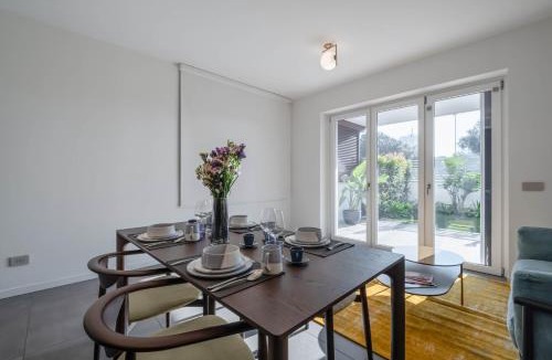 Zona XXIV Fonte Ostiense Apartment | The Tropical Corner by Rentbeat