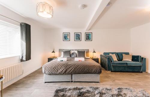 Solihull House | The White House - Grand & Spectacular 5-bed, sleeps 14- Central Solihull, NEC, JLR, HS2, Resorts World, Airport