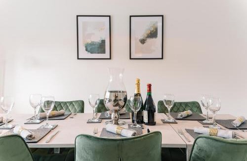 Solihull House | The White House - Grand & Spectacular 5-bed, sleeps 14- Central Solihull, NEC, JLR, HS2, Resorts World, Airport