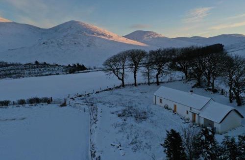 Newry House | Thistle Thatch Cottage and Hot Tub - Mourne Mountains