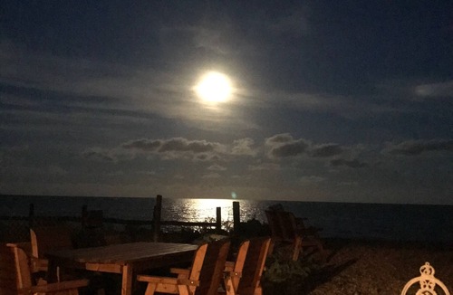 Pevensey House | Three bedrooms Beach house on a private beach