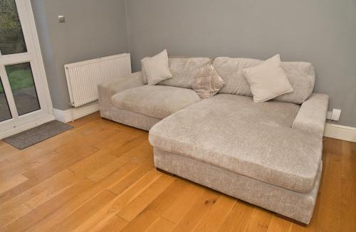 Ealing Common Apartment | Together in Ealing, Modern Two Bedroom Flat with Garden, Patio, Parking and Sleeps Five