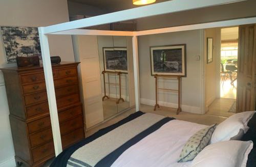 Bray on Thames Apartment | Top Floor. Top Notch. Tranquil Treat. Stone's throw from Thames.
