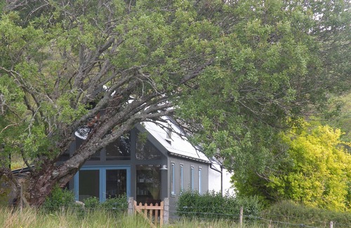 Salen Cottage | Traditional Loch Side Croft Cottage And Garden With Contemporary Extension