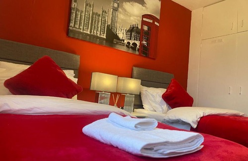 MacMerry Apartment | Tranent Homely Apartment with Main Door (Sleeps 6)