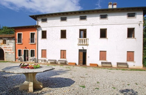 Isola Vicentina Apartment | Vacation apartment on the 1st floor of a country house from the 19th century, located on a hill with