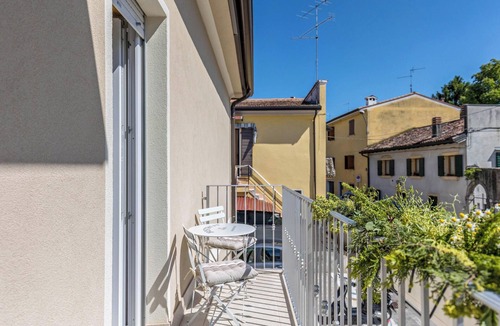 Castelnuovo del Garda House | Vacation Home 'Homely Feeling' with Wi-Fi, A/C, Balcony & Garden