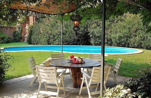 Levada House | Villa Barchessa: An elegant two-story apartment that is part of an historic villa surrounded by wonderful gardens, with Free WI-FI.