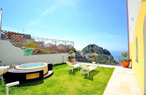 Pontone House | Villa Clarice A, fully refundable with voucher*: A bright and sunny apartment in a quiet position, located on a hillside above the sea, with Free WI-FI.