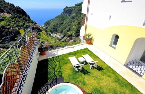 Pontone House | Villa Clarice D, fully refundable with voucher*: An elegant and modern studio apartment in a quiet position, located on a hillside above the sea, with Free WI-FI.