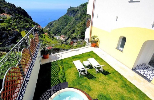 Pontone House | Villa Clarice E, fully refundable with voucher*: An elegant and modern studio apartment in a quiet position, located on a hillside above the sea, with Free WI-FI.