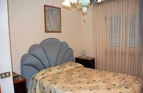 Colli di Fontanelle House | Villa Crispina A: An elegant apartment that is part of a villa with a view of the sea and of the Bay of Naples, with Free WI-FI.