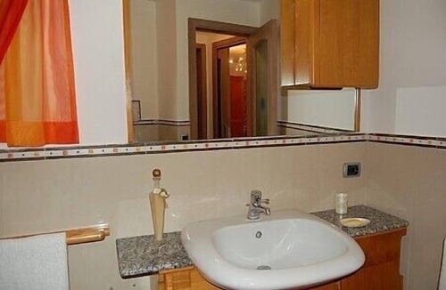 Colli di Fontanelle House | Villa Crispina B: A cozy apartment that is part of a villa with a view of the sea and of the Bay of Naples.
