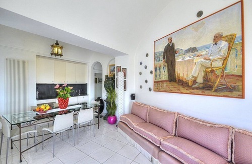 Capri Apartment | Villa Due Marine: A splendid and luminous apartment situated in a quiet location, at a short distance from the famous Piazzetta of Capri, with Free WI-FI.
