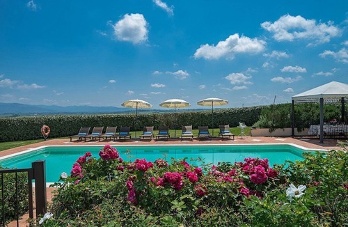 Le Piazze Villa | Villa Eterea: A luxurious three-story age-old farm house built in the 18th century, located in the heart of the Valdichiana, with Free WI-FI.