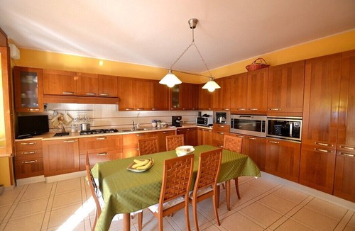 Santa Maria di Castellabate Villa | Villa Ludovica: An elegant and welcoming apartment that is part of a villa located on a hillside, facing the sea, with Free WI-FI.