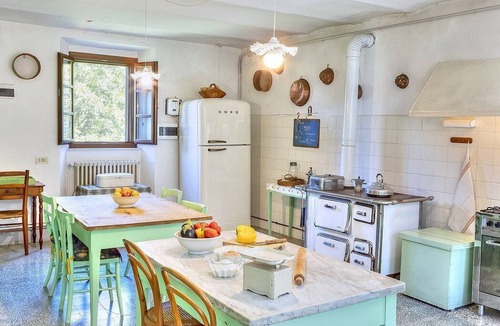 Pontremoli Villa | Villa Margaret: A splendid nineteenth-century three-story historical villa surrounded by the greenery, with Free WI-FI.
